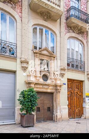 Valencia, Spanien - 3. November 2019: Haus Nr. 4 der Plaza de la Almoina, dem ältesten Platz der Stadt, Casa del Punt de Gantxo mit einem Okul Stockfoto