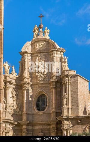 Valencia, Spanien - 3. November 2019: Oberer Teil des Eisentors oder Der Tür der Eisen oder Puerta de los Hierros, der Haupttür der Kathedrale von Valenci Stockfoto