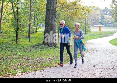 Aktive Rentner haben Erholung im öffentlichen Park Stockfoto