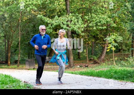 Aktive Rentner haben Erholung im öffentlichen Park Stockfoto