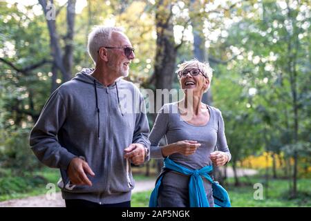 Aktive Rentner haben Erholung im öffentlichen Park Stockfoto