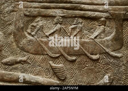 Fries für den Transport von Holz (Zedern des Libanon). Detail eines der Reliefs aus dem Palast von König Sargon II. in Dur Sharrukin (Khorsabad, Irak), aus dem 8. Jahrhundert. Nordfassade. Museum des Louvre. Paris, Frankreich. Stockfoto