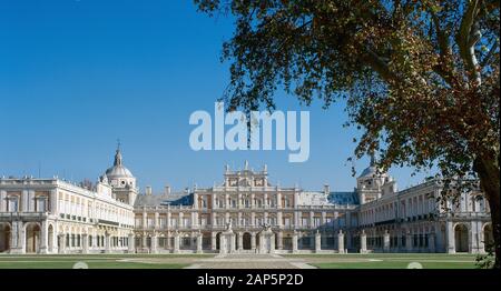 Spanien, Gemeinschaft von Madrid, Aranjuez. Der Königliche Palast. Hauptfassade. Es wurde von den Architekten Santiago Bonavia (1695-1759) im Auftrag von König Fernando VI umgebaut, nach dem Brand von 1727. Stockfoto