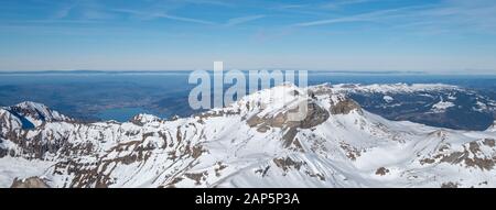 Blick auf Internaken und die Seen vom Gipfel des Schiltorner Berges in den Alpen, Schweiz. Fotografiert an einem kalten klaren Tag im Januar. Stockfoto