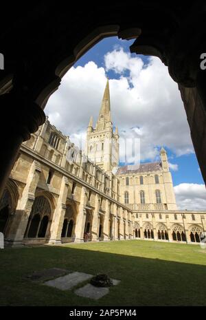 Außenansicht der Kathedrale von Norwich Durch den Archway, Der Ihr einen schönen Rahmen gibt Stockfoto