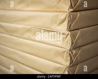 Stapel mit brauner Papierverpackung. Nahaufnahme der Ecke der Verpackungsverpackung. Stockfoto