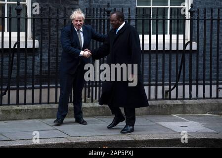 London, Großbritannien. 21 Jan, 2020. Premierminister Boris Johnson begrüßt Präsident Kenias Uhuru Kenyatta in Downing Street. Credit: Claire Doherty/Alamy leben Nachrichten Stockfoto
