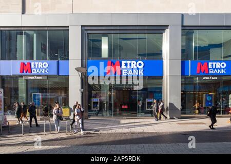 Die kürzlich eröffnete Metro Bank Filiale in der Bull Street, Birmingham City Center, West Midlands, Großbritannien Stockfoto