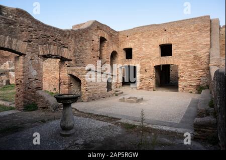 Rom. Italien. Ostia Antica. Caseggiato del Termopolio, Thermopolium (Haus der Bar). Hinterhof. Regio I - Insula II - Caseggiato del Termopoli Stockfoto