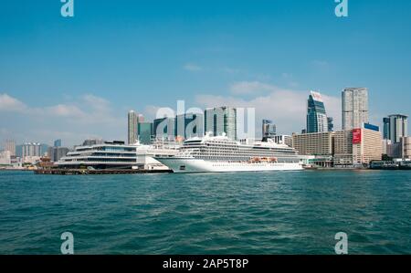 HongKong, Hongkong - November, 2019: Kreuzfahrtschiff der Hong Kong Cruise Terminal angedockt - wie Ocean Terminal mit Kowloon Küste skyline bekannt, backgro Stockfoto