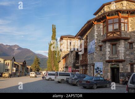 MESTIA, Georgien - 28. SEPTEMBER 2018: Hotels, Cafés und Restaurants auf der Hauptstraße von der touristischen Stadt von Mestia Swanetien in der oberen Region. Stadt umgeben Stockfoto