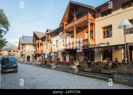 MESTIA, Georgien - 28. SEPTEMBER 2018: Hotels, Cafés und Restaurants auf dem Hauptplatz der Stadt von Mestia Swanetien in der oberen Region. Peop Stockfoto