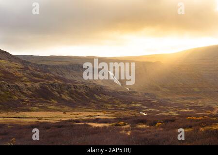 Island - Sonne bricht Durch die Wolken (Dynjandi-Wasserfall) Stockfoto