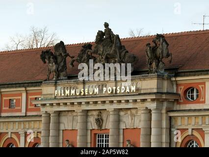 15. Januar 2020, Brandenburg, Potsdam: Der Schriftzug "Filmmuseum Potsdam" über dem Eingang des Gebäudes. Das Museum ist in der ehemaligen Reiten Stallungen der preußischen Könige untergebracht, aber es war nur durch den Baumeister Knobelsdorff im 18. Jahrhundert, dass es seine heutige Form erworben. Der Film Museum und Café im barocken Gebäude seit 1981 befindet, und nach 1990 das Filmmuseum der DDR in den Besitz des Landes Brandenburg und ist Teil der Babelsberger Filmhochschule "Konrad Wolf" seit 2011. Foto: Soeren Stache/dpa-Zentralbild/ZB Stockfoto