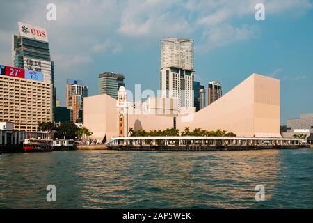 Hongkong, November 2019: Hong Kong Cultural Centre, Kowloon öffentliche Pier und Tsim Sha Tsui skyline Coast View Stockfoto