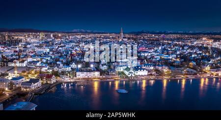 Dämmerung, Reykjavik, Island. Dieses Bild ist mit einer Drohne Schuß Stockfoto