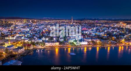 Dämmerung, Reykjavik, Island. Dieses Bild ist mit einer Drohne Schuß Stockfoto