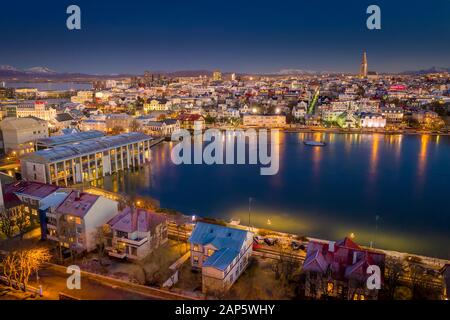 Dämmerung, Reykjavik, Island. Dieses Bild ist mit einer Drohne Schuß Stockfoto