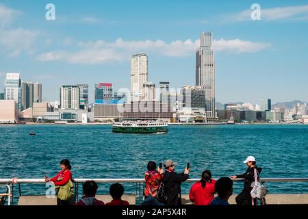 HongKong, Hongkong - November, 2019: Touristische Menschen Bilder auf Victoria Harbour und Hong Kong Skyline Stockfoto