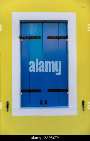 Bunte Fenster eines Hauses auf der venezianischen Insel Burano, Venedig. Fassade der Häuser von Burano close-up. Venedig, Italien. Stockfoto