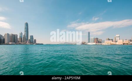 Victoria Harbour und die Skyline von Hongkong Island und Kowloon, Hong Kong Stockfoto