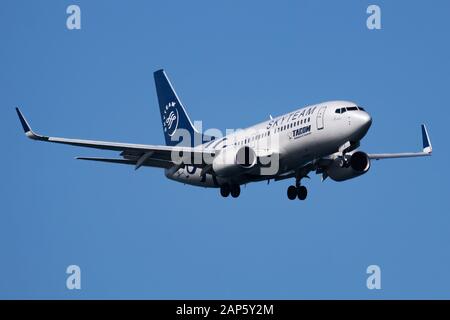 Istanbul/Türkei - 29. März 2019: Skyteam TAROM Boeing737-700 YR-BGF Passagierflugzeug Ankunft und der Landung am Flughafen Istanbul Atatürk Stockfoto