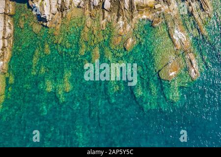 Schöne türkisblaue Rocky Seascape. Luftbild des Ligurischen Meer Strand. In der Nähe der Camogli Genova Stockfoto