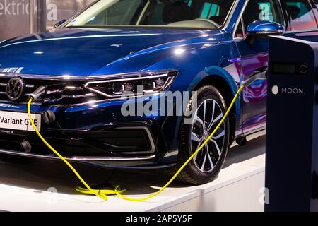 Aufladen einer Plug-in-Hybrid Volkswagen Passat Variant GTE mit dem Netzkabel Netzteil angeschlossen, Prag, Tschechien, November 2019. Stockfoto