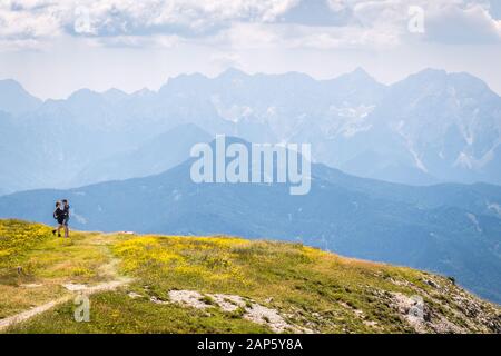Blick vom Berg Hochobir in Kärnten, Österreich mit Wandern paar Kamnik - Savinja-alpen in Slowenien an einem sonnigen Sommertag Stockfoto