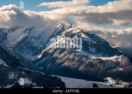 Wundervolle Winterwanderung vom Restaurant Eggli über den Forstseeli- und Diepoldsauer Schwamm zum Fähnerenspitz im Appenzeller Land in der Schweiz Stockfoto