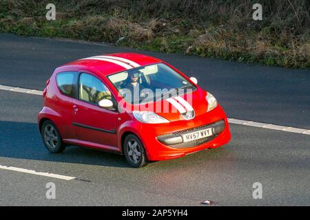 2007 Red Peugeot 107 Sport XS; Fahrzeugverkehr, Transport, modern, Salonwagen, südwärts auf der Autobahn M61, Manchester, Großbritannien Stockfoto