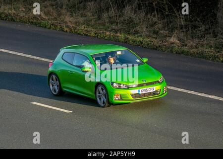 2015 Green VW Volkswagen Scirocco R Line Blue Tech; Fahrzeugverkehr, Transport, modern, Salonwagen, auf der Autobahn M61 in südlicher Richtung, Manchester, Großbritannien Stockfoto