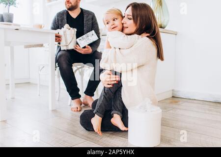 Glückliche Familie in einem hellen Küche. Glückliche Kindheit. Stockfoto