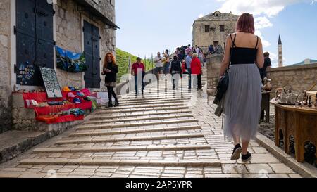 Mostar, BOSNIEN UND HERZEGOWINA, April 2019: Touristen an Der Old Bridge in Mostar, Bosnien und Herzegowina. Stockfoto