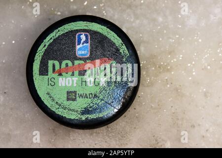 Lausanne, Schweiz. 21 Jan, 2020. Ein Foto des Ice Hockey Puck im Eishockey Spiele im Winter Youth Olympic Games 2020 in Lausanne in der Schweiz eingesetzt. Quelle: Christopher Abgabe/ZUMA Draht/Alamy leben Nachrichten Stockfoto