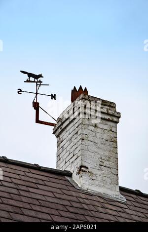 Wetter vergeblich mit Fox silhouette montiert auf Cottage Schornstein Stockfoto