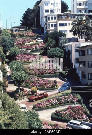 Luftbild der Autos, die die berühmte Lombard Street in San Francisco, Kalifornien, 1965 hinunterfahren. () Stockfoto