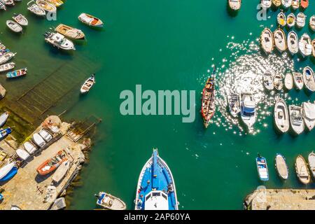 Kreuzfahrtschiff im Hafen. Luftbild des schönen Yacht und Boote in der Marina Bay Stockfoto