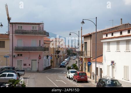 Eine städtische Straße in Olbia, Sardinien, Italien.t Stockfoto