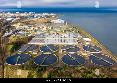 Luftbild des Schottischen Wasser Seafield Kläranlagen, Edinburgh, Schottland, Großbritannien Stockfoto