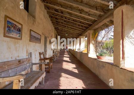 Außenansicht der Carmel-Mission oder Mission San Carlos Borromeo del Río Carmelo in Carmel am Meer in Kalifornien. Stockfoto