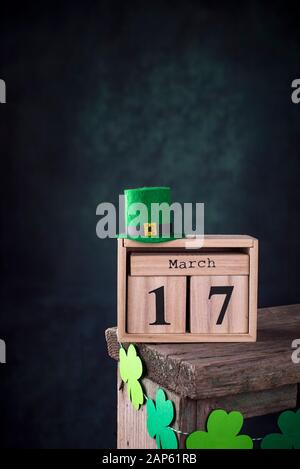 St. Patrick's Day Hintergrund mit Kalender Stockfoto