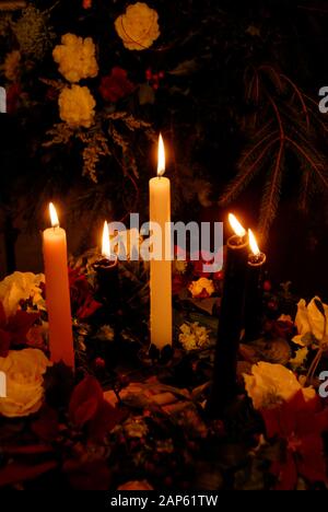 Adventskerzen in der Kirche am Weihnachtstag Stockfoto