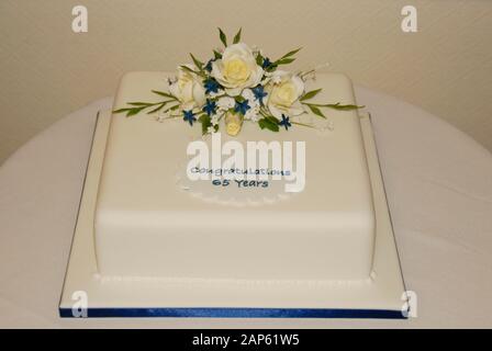 Platz, einlagigen Festkuchen zum 65. Hochzeitstag. Stockfoto