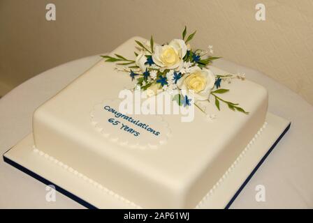 Platz, einlagigen Festkuchen zum 65. Hochzeitstag. Stockfoto
