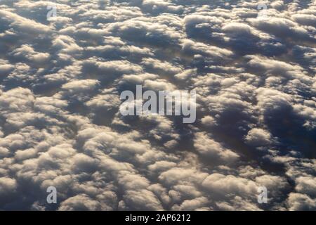 Decke von Wolken. Sonne unter einer Decke von Wolken. Auf eine Decke von Wolken. Sonne unter einer Decke von Wolken. Reibungslose Ansicht von oben wit Stockfoto