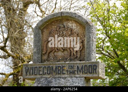 Dorfschild am Eingang zu Widecombe-in-the-Moor, Devon, England. Stockfoto