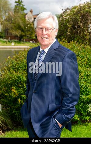 Marlow, Großbritannien. 13. Mai 2014. BBC Countryfile Fernsehmoderator und Journalist John craven OBE Zeichen seiner BBC Countryfile Handbuch am Macdonald Compleat Angler Hotel. Credit: Maureen McLean/Alamy Stockfoto