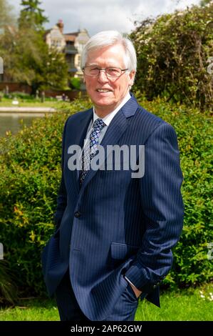 Marlow, Großbritannien. 13. Mai 2014. BBC Countryfile Fernsehmoderator und Journalist John craven OBE Zeichen seiner BBC Countryfile Handbuch am Macdonald Compleat Angler Hotel. Credit: Maureen McLean/Alamy Stockfoto