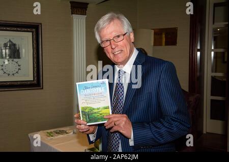 Marlow, Großbritannien. 13. Mai 2014. BBC Countryfile Fernsehmoderator und Journalist John craven OBE Zeichen seiner BBC Countryfile Handbuch am Macdonald Compleat Angler Hotel. Credit: Maureen McLean/Alamy Stockfoto